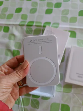 Due batterie esterne magSafe per iPhone