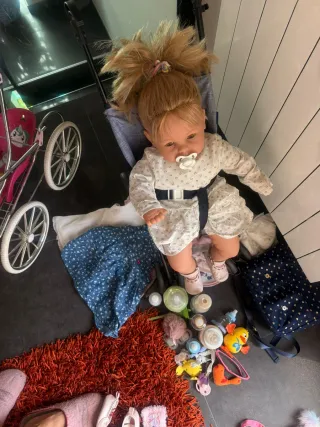 Muñeca grande con carrito y ropa