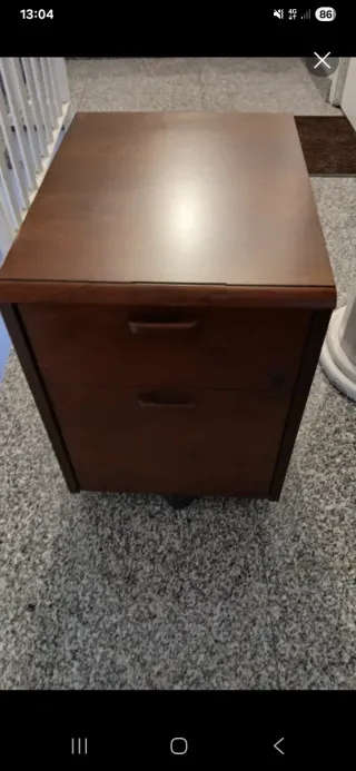 Cajonera de madera con ruedas y cerradura