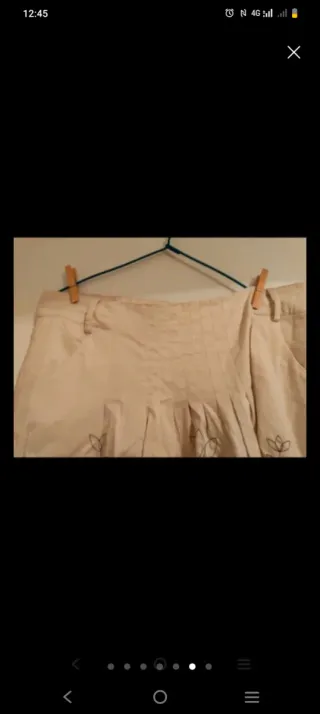 Falda blanca plisada