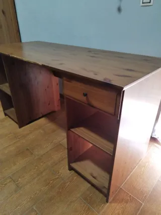 Escritorio de madera con cajón