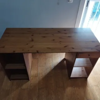 Escritorio de madera con cajón