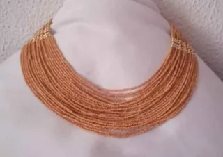 Gargantilla de cuentas beige y doradas