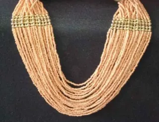 Gargantilla de cuentas beige y doradas