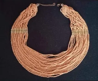 Gargantilla de cuentas beige y doradas