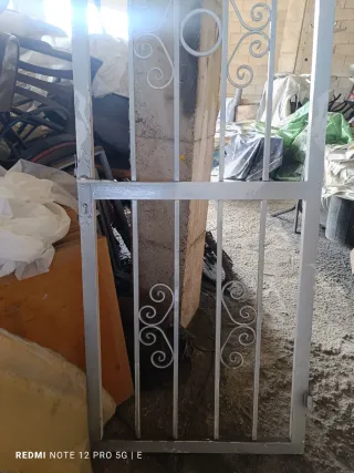 Reja de puerta metálica