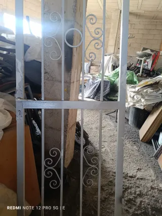 Reja de puerta metálica