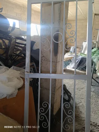 Reja de puerta metálica