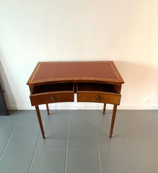 Elegante mesita neoclásica inglesa