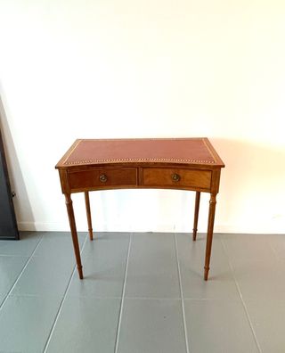 Elegante mesita neoclásica inglesa