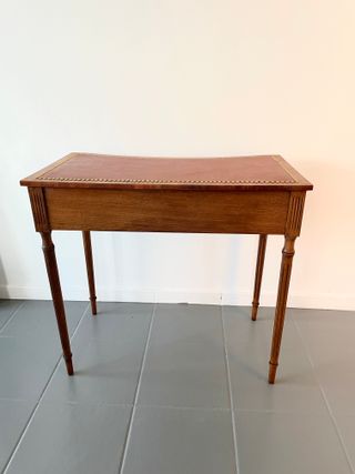 Elegante mesita neoclásica inglesa