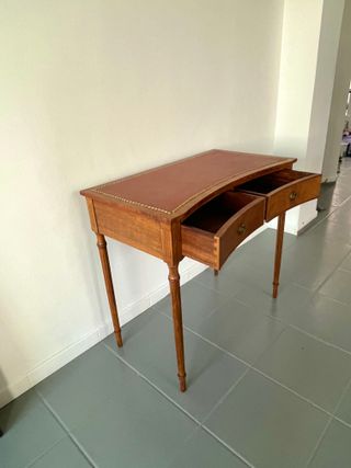 Elegante mesita neoclásica inglesa