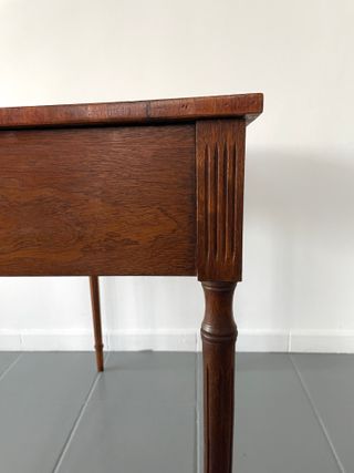 Elegante mesita neoclásica inglesa