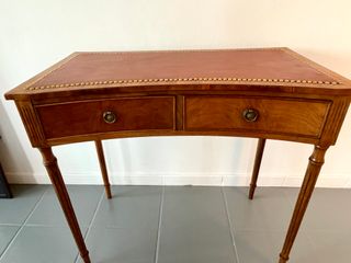 Elegante mesita neoclásica inglesa