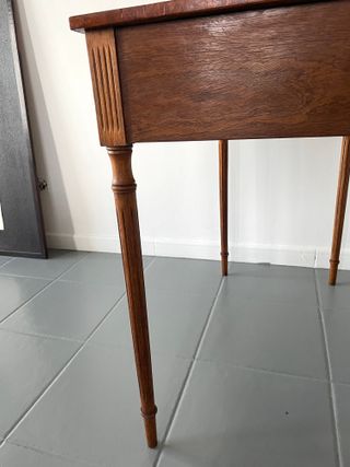 Elegante mesita neoclásica inglesa