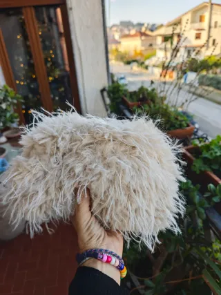 Borsa beige con dettagli argento