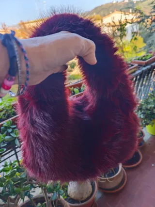 Borsa in pelliccia sintetica con portachiavi