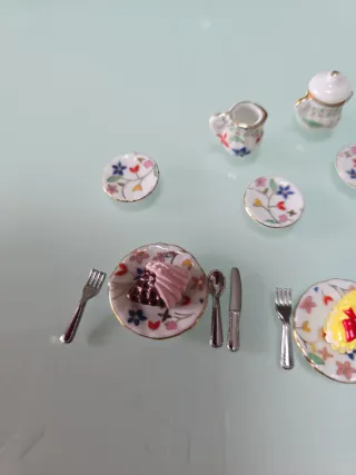 Set di stoviglie in miniatura per case delle bambole in porcellana