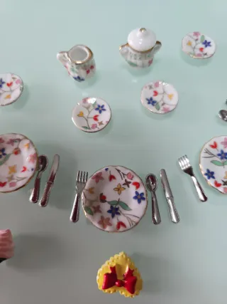 Set di stoviglie in miniatura per case delle bambole in porcellana