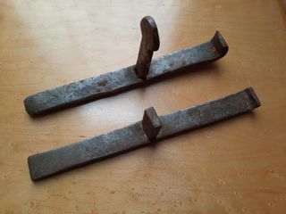 Dos cerrojos antiguos de hierro forjado