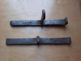 Dos cerrojos antiguos de hierro forjado