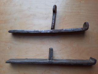 Dos cerrojos antiguos de hierro forjado