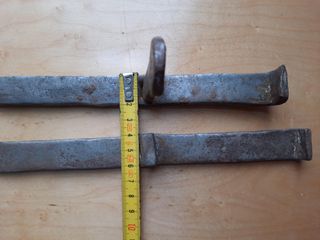 Dos cerrojos antiguos de hierro forjado