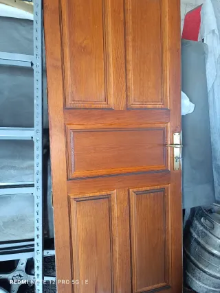 Puerta de madera maciza