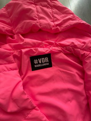 Chaleco rosa neón con capucha