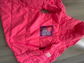 Chaleco rosa neón con capucha