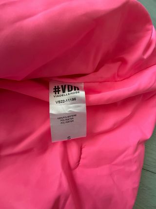 Chaleco rosa neón con capucha