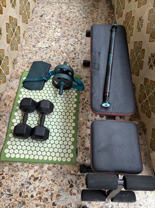 Banco de pesas, barra y accesorios gym