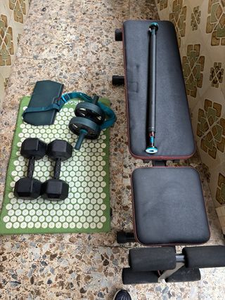 Banco de pesas, barra y accesorios gym