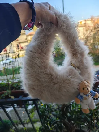 Borsa beige con orsetto portachiavi