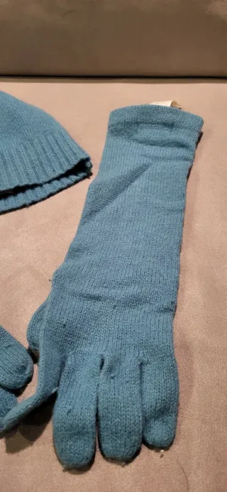 Conjunto de gorro y guantes azul verdoso