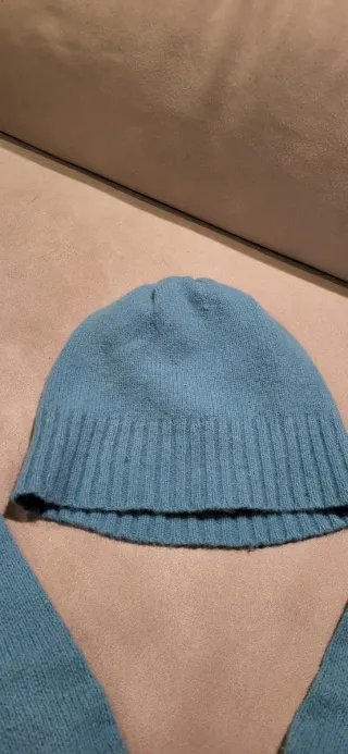 Conjunto de gorro y guantes azul verdoso