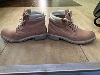 Botas de color rosa pálida con cordones