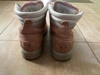 Botas de color rosa pálida con cordones