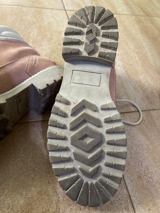 Botas de color rosa pálida con cordones