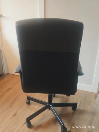 Silla de despacho polipiel negra con ruedas