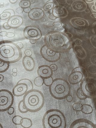 Fular beige y dorado con círculos