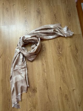 Fular beige y dorado con círculos