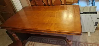 Mesa extensible con 6 sillas de madera