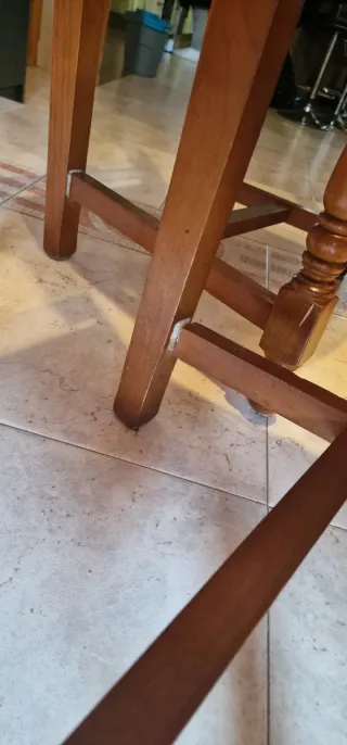 Mesa extensible con 6 sillas de madera