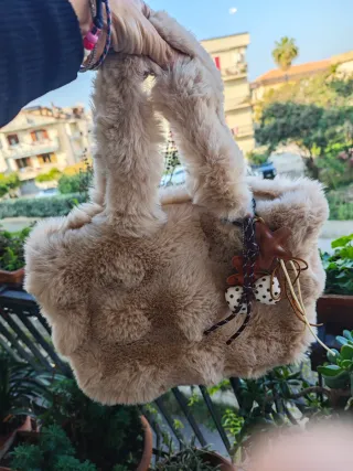 Borsa in finta pelliccia beige