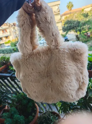 Borsa in finta pelliccia beige