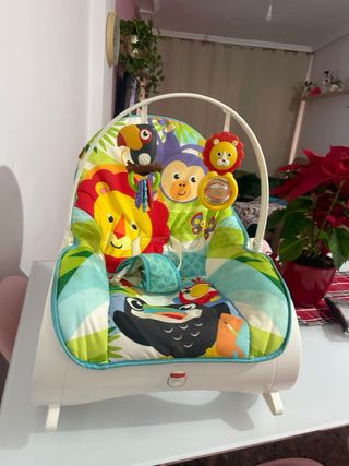 Mecedora para bebé con juguetes