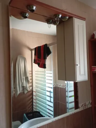 Specchio da bagno in legno e vetro