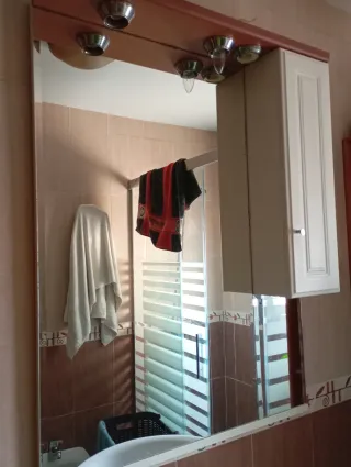 Specchio da bagno in legno e vetro