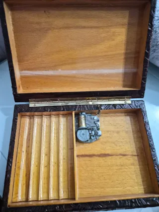 Antica scatola per sigari con rilievo di una nave in navigazione